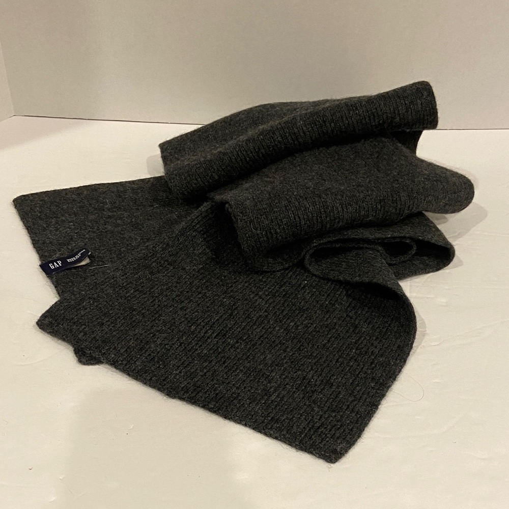 EUC Gap 80% Lambs Wool Scarf